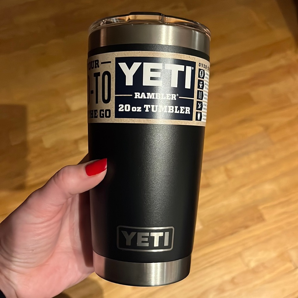 BLACK 20 OZ YETI CUP